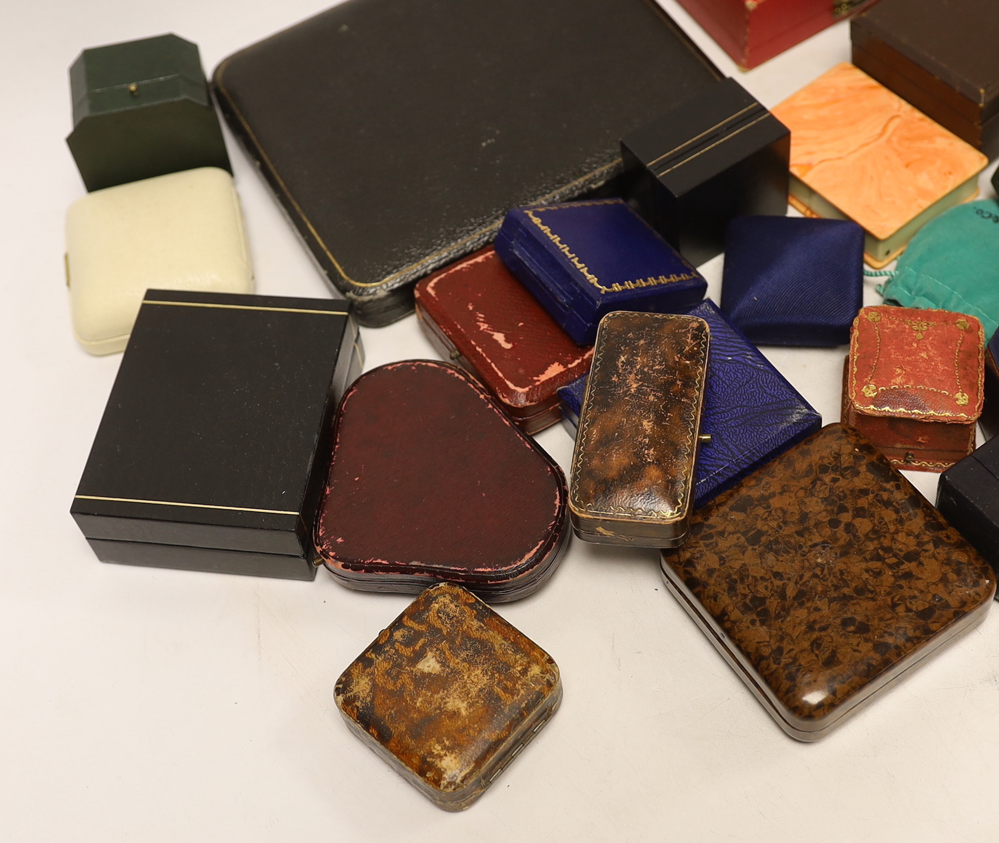 A quantity of assorted jewellery boxes, including Cartier and Richard Ogden double ring box.